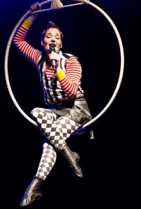 O espetáculo mistura músicas com números de circo
