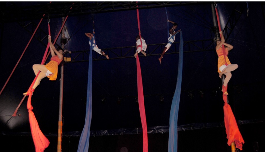 Gratuita, a apresentação terá números circenses, como acrobacias aéreas Foto: Divulgação