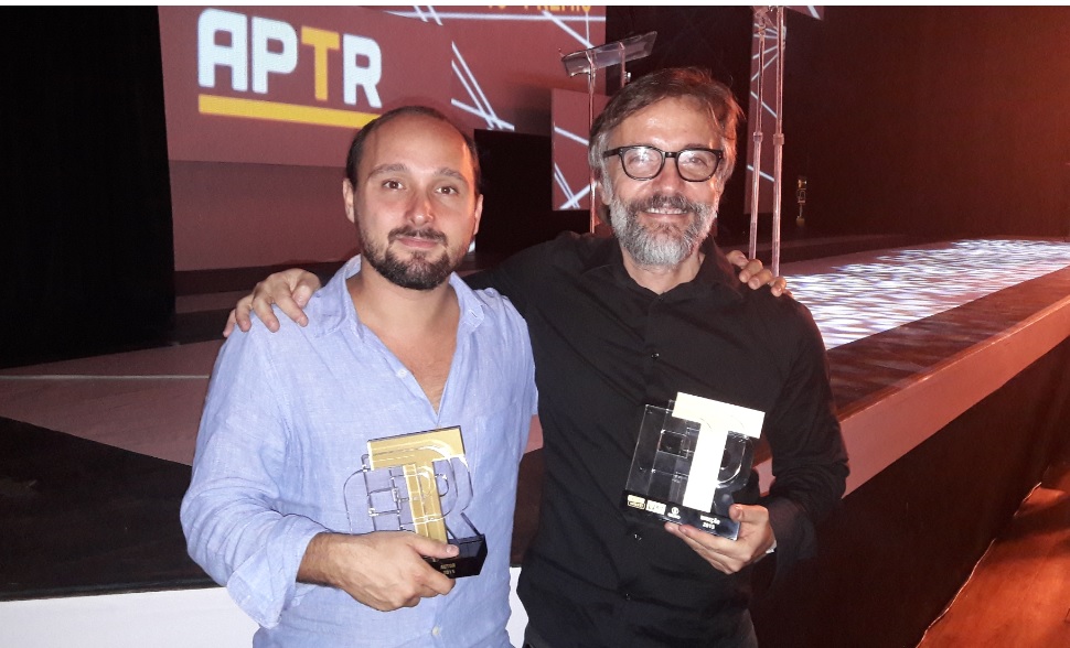 O autor Pedro Kosovski (E) e o diretor Marco André Nunes ajudaram "Caranguejo Overdrive" a ser o maior vencedor da noite