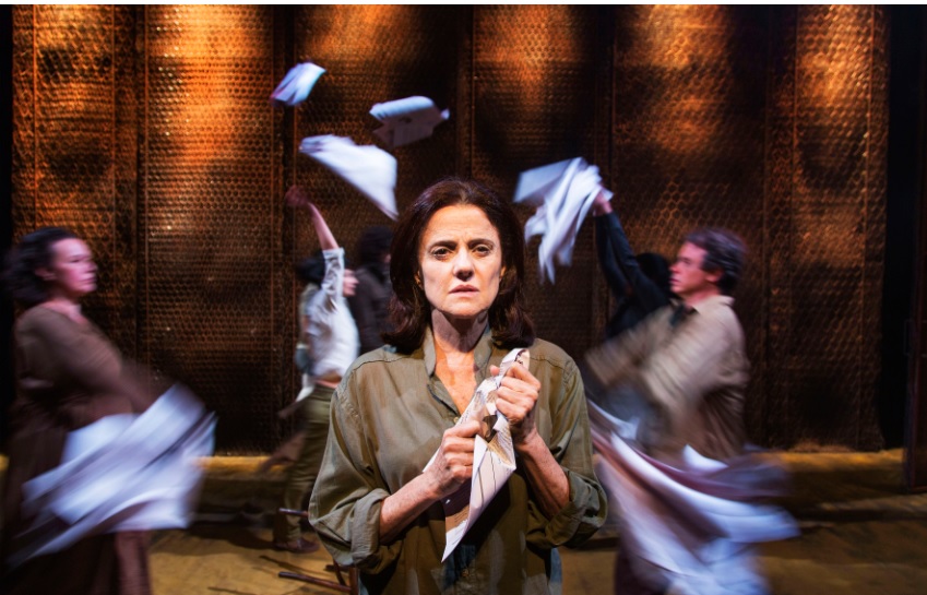 Na peça, Marieta Severo faz o papel de uma mulher devastada pelo terror de uma guerra sem fim Foto: Leo Aversa