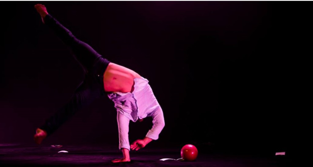 O ator desenvolve performances e acrobacias circenses em cena