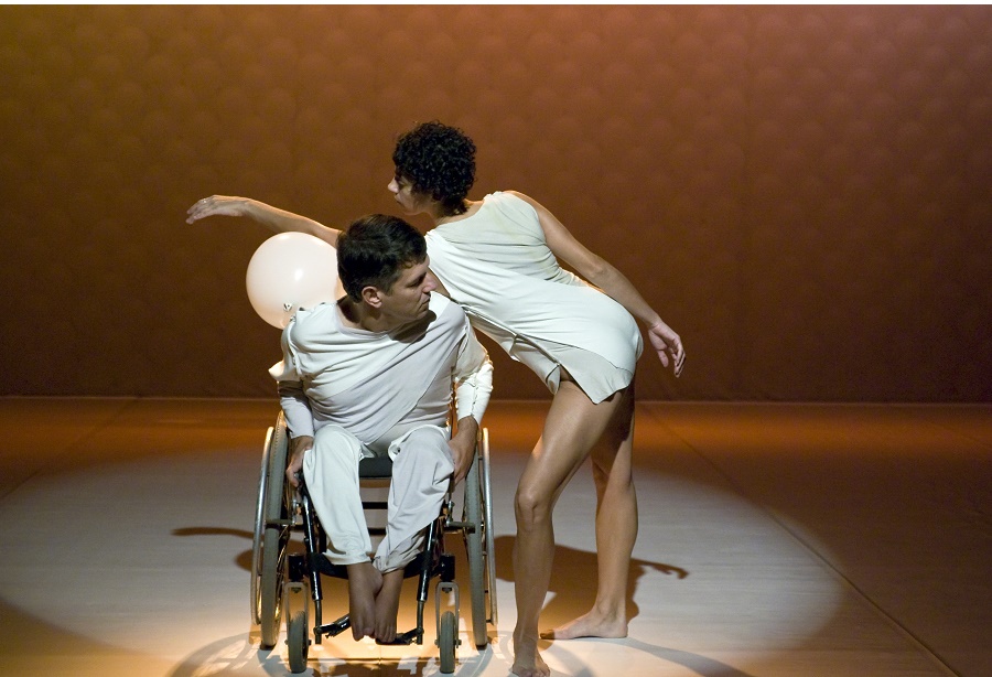 O espetáculo "Indefinidamente Indivisível" é apresentado por artistas portadores de deficiência Foto: Jaime Acioli/Divulgação