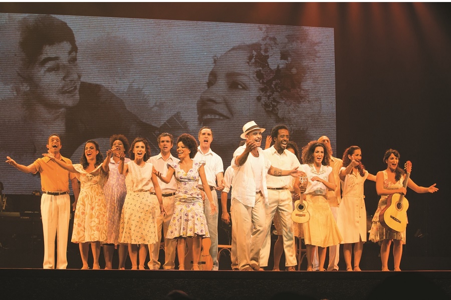 O numeroso elenco do espetáculo conta e canta a história do samba Foto: Mila Maluhy/Divulgação 