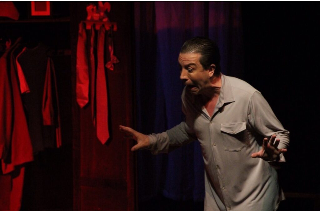 Eduardo Martini protagoniza e dirigi o espetáculo solo de comédia que estreia no Teatro do Leblon
