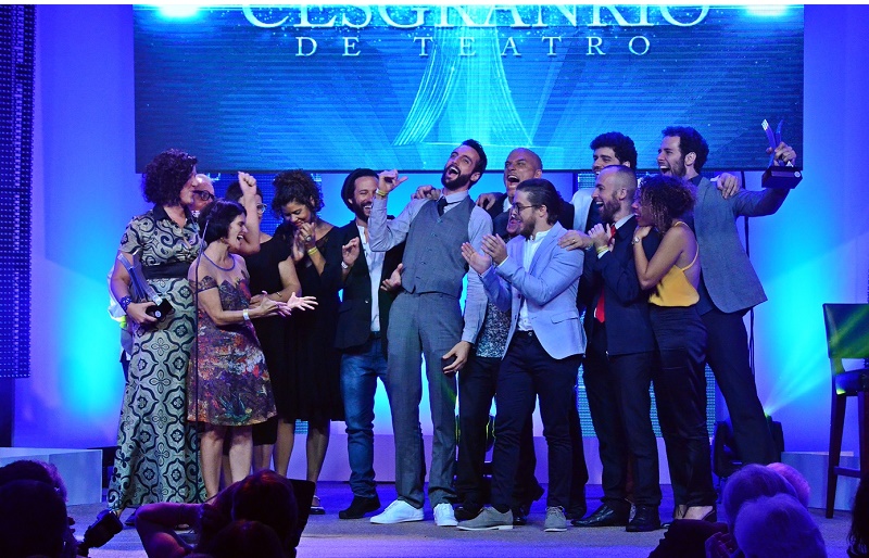 Equipe de "Auê" comemora prêmio de Melhor Espetáculo gritando nome da peça Foto: Marcelo Gigante